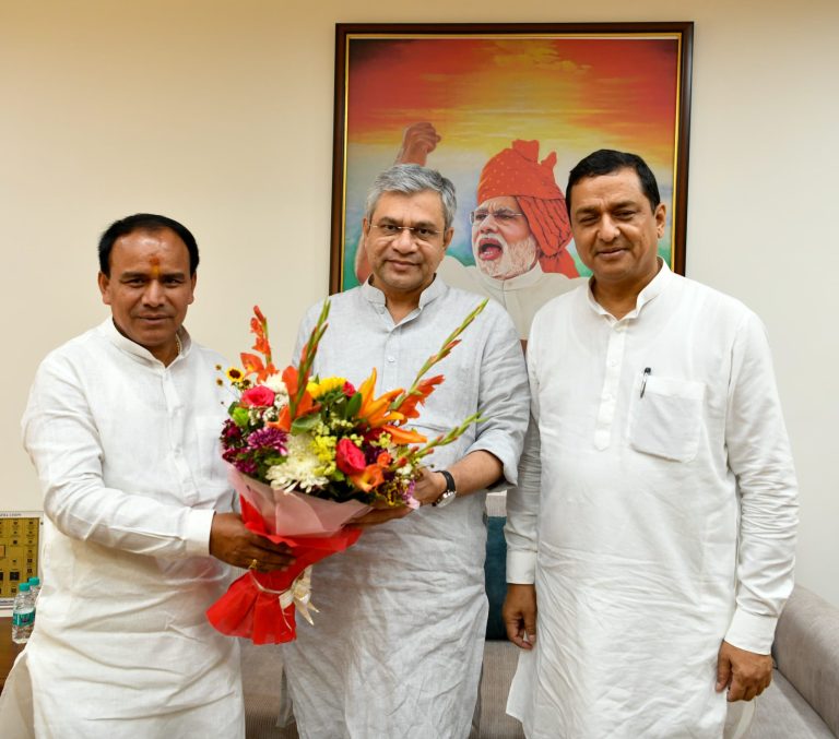 केन्द्रीय रेल मंत्री अश्विनी वैष्णव से मिले गढ़वाल सांसद अनिल बलूनी व कैबिनेट मंत्री डॉ. धन सिंह रावत