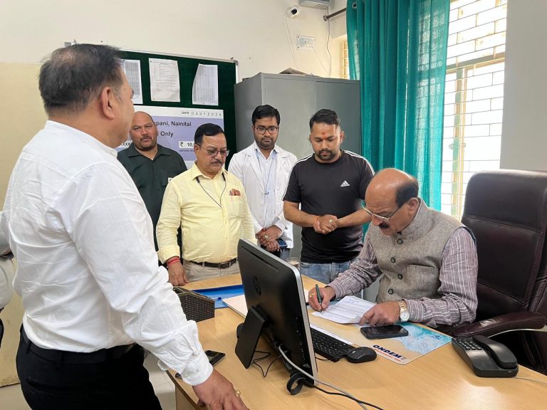 स्वास्थ्य मंत्री सुबोध उनियाल ने किया गरमपानी सामुदायिक स्वास्थ्य केंद्र का औचक निरीक्षण