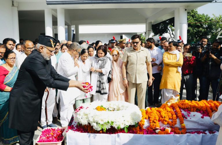 उपराष्ट्रपति सीपी राधाकृष्णन ने बीसी खंडूड़ी को अर्पित की श्रद्धांजलि