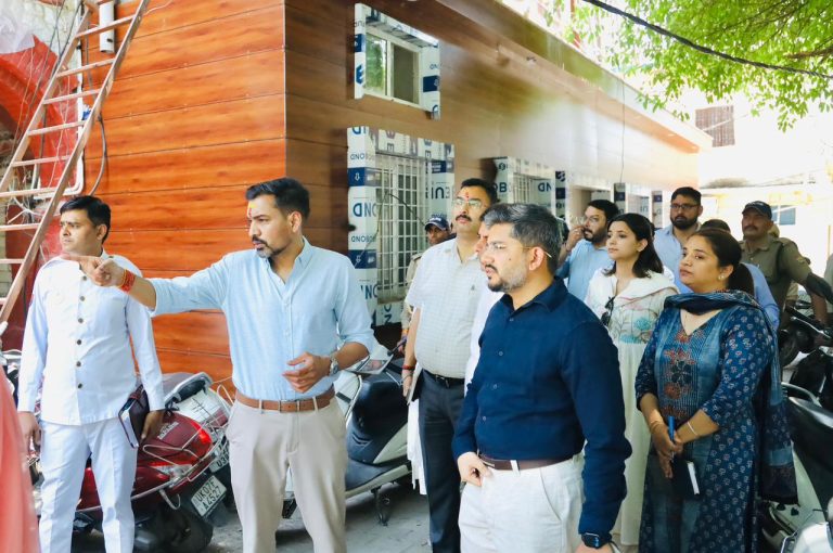 डीएम डॉ. आशीष चैहान  ने कलेक्ट्रेट परिसर स्थित कार्यालयों का किया निरीक्षण, अधिकारियों व कार्मिकों को दिए जरूरी निर्देश