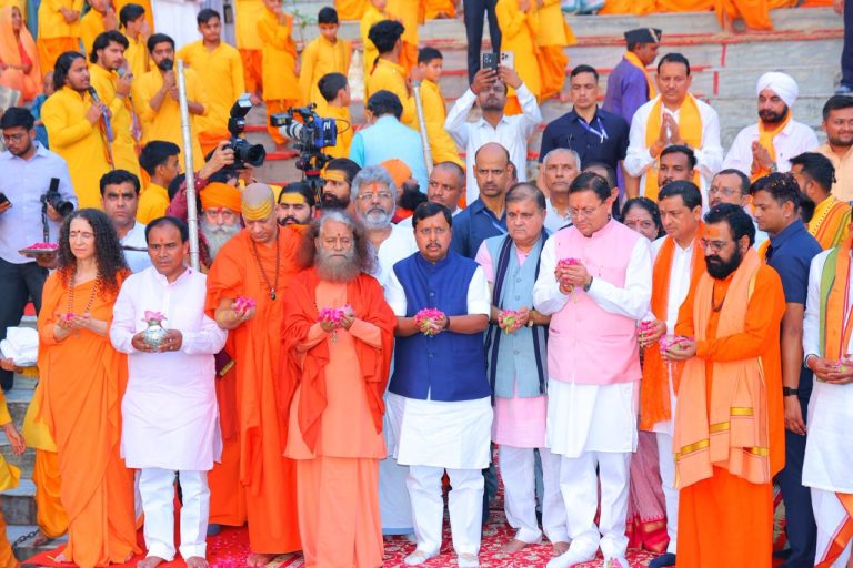 गंगा तट पर गूंजे आध्यात्म और संस्कृति के स्वर, मुख्यमंत्री धामी व भाजपा राष्ट्रीय अध्यक्ष नितिन नबीन ने की भव्य गंगा आरती