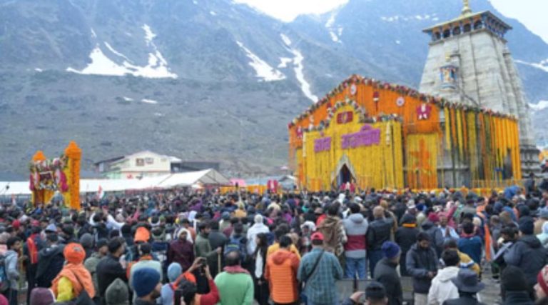 केदारनाथ धाम मंदिर के चारों ओर सात फीट ऊंचे बैरिकेड्स लगाने की तैयारी, रील वालों पर कसेगा शिकंजा