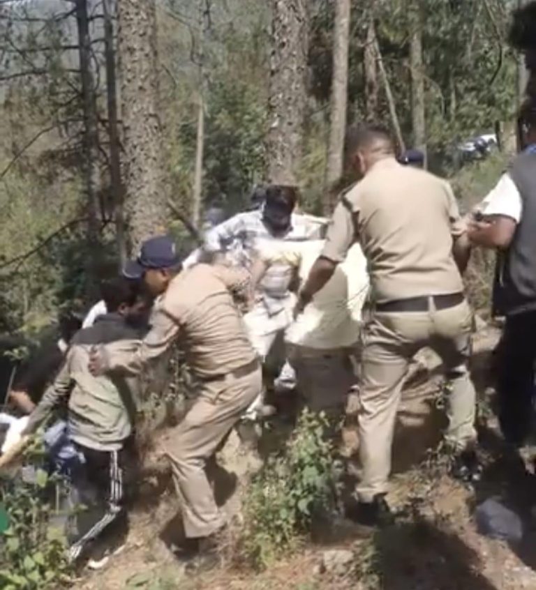 सेंटोरियम रातीघाट बाईपास रोड ढेला गांव समीप एक चौपहिया वाहन के गहरे खाई में गिर जाने से पाँच लोगों की मौत हो गई। पुलिस बल घटना स्थल पर मौजूद।