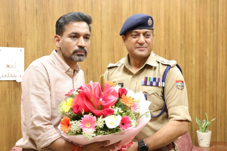 *एसएसपी देहरादून द्वारा नव नियुक्त जिलाधिकारी देहरादून से की शिष्टाचार भेंट।*