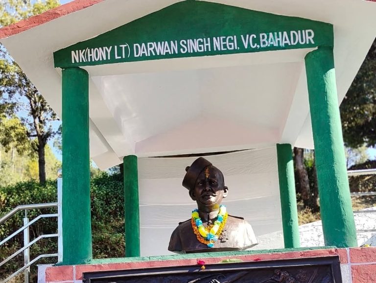 विक्टोरिया क्रॉस (VC) विजेता दरवान सिंह नेगी का नाम भारतीय सैन्य इतिहास में स्वर्ण अक्षरों में अंकित है। कड़ाकोट, चमोली (उत्तराखंड) में जन्मे दरवान सिंह नेगी प्रथम विश्व युद्ध के दौरान सर्वोच्च वीरता पुरस्कार ‘विक्टोरिया क्रॉस’ पाने वाले दूसरे भारतीय थे।