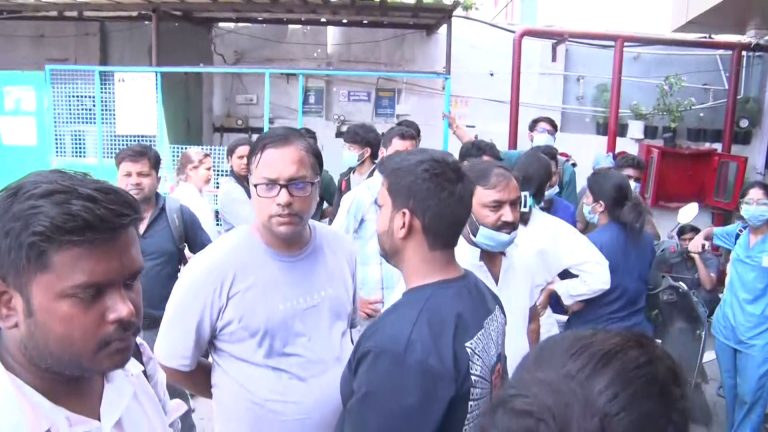 पैनेसिया अस्पताल के आईसीयू में लगी आग, एक महिला मरीज की मौत, 10 लोग झुलसे, लोगों को बचाते समय कई पुलिसकर्मी आए चपेट में