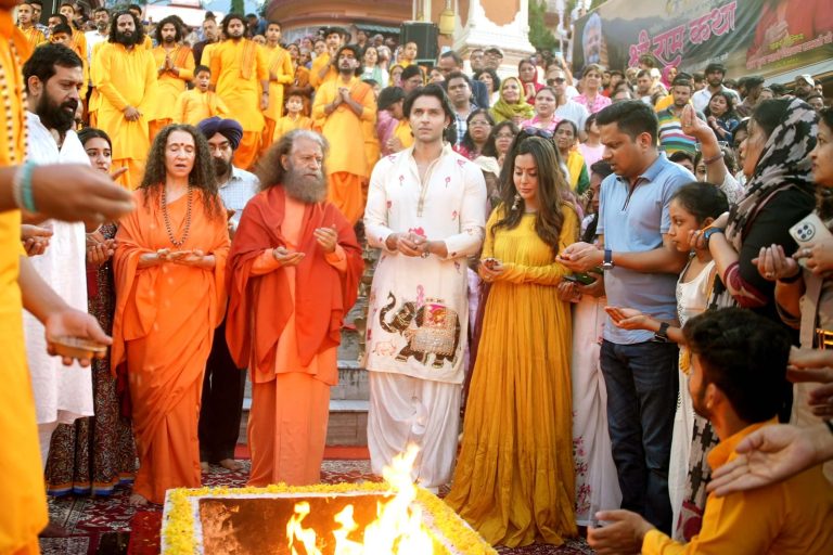 चौथे सप्ताह में पहुंची ‘कृष्णावतारम पार्ट 1-द हार्ट’, कलाकारों ने हरिद्वार और ऋषिकेश में लिया संतों का आशीर्वाद