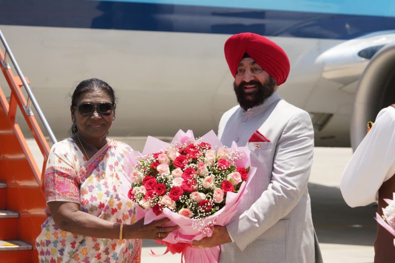 राष्ट्रपति द्रोपदी मुर्मू दो दिवसीय दौरे पर देहरादून पहुंचीं, राज्यपाल और मुख्यमंत्री ने किया स्वागत