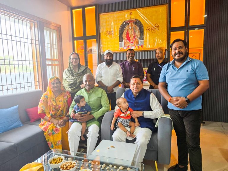 मुख्यमंत्री ने विधायक अरविंद पांडेय के आवास पर पहुंचकर परिजनों से की भेंट