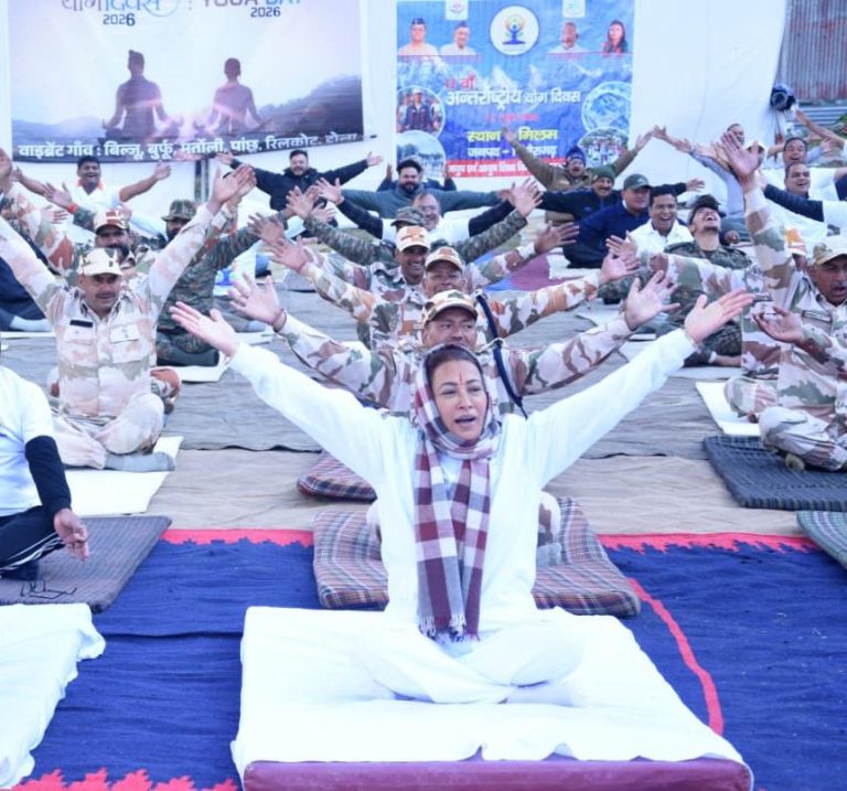 मंत्री रेखा आर्या ने हिमवीरों संग किया योग, नंदा देवी की चोटियों और मिलम ग्लेशियर की गोद में गूंजा योग का संदेश