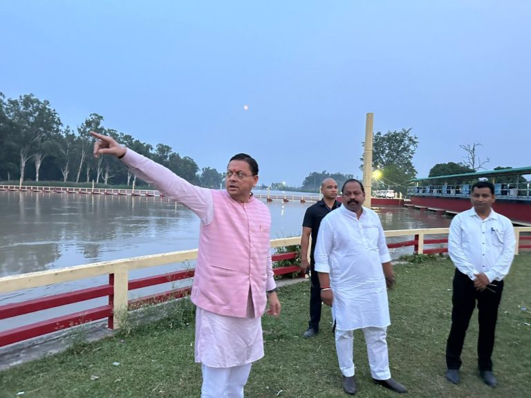 मुख्यमंत्री ने खटीमा के लोहियाहेड वाटर बाईपास का किया स्थलीय निरीक्षण