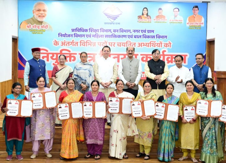 मुख्यमंत्री श्री पुष्कर सिंह धामी ने सोमवार को मुख्यमंत्री कैम्प कार्यालय स्थित मुख्यसेवक सदन में आयोजित नियुक्ति पत्र वितरण समारोह…
