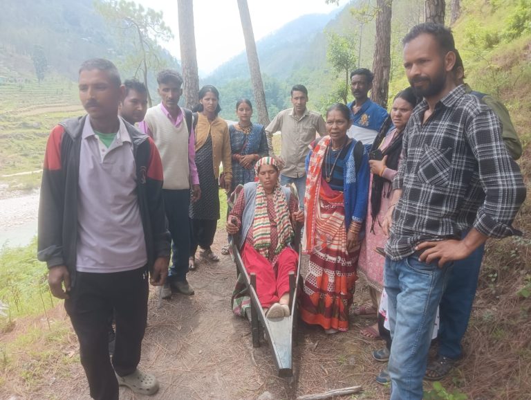 *”आजादी के दशकों बाद भी सड़क का इंतजार, बीमार को कंधों पर ढोने को मजबूर ग्रामीण”*