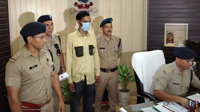 पुलिस थानों को बम से उड़ाने की धमकी देने वाला आरोपी गिरफ्तार