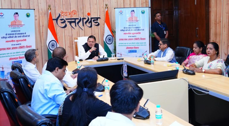 मुख्यमंत्री धामी ने 4,400 श्रमिकों को वितरित किए 11 करोड़ रुपये