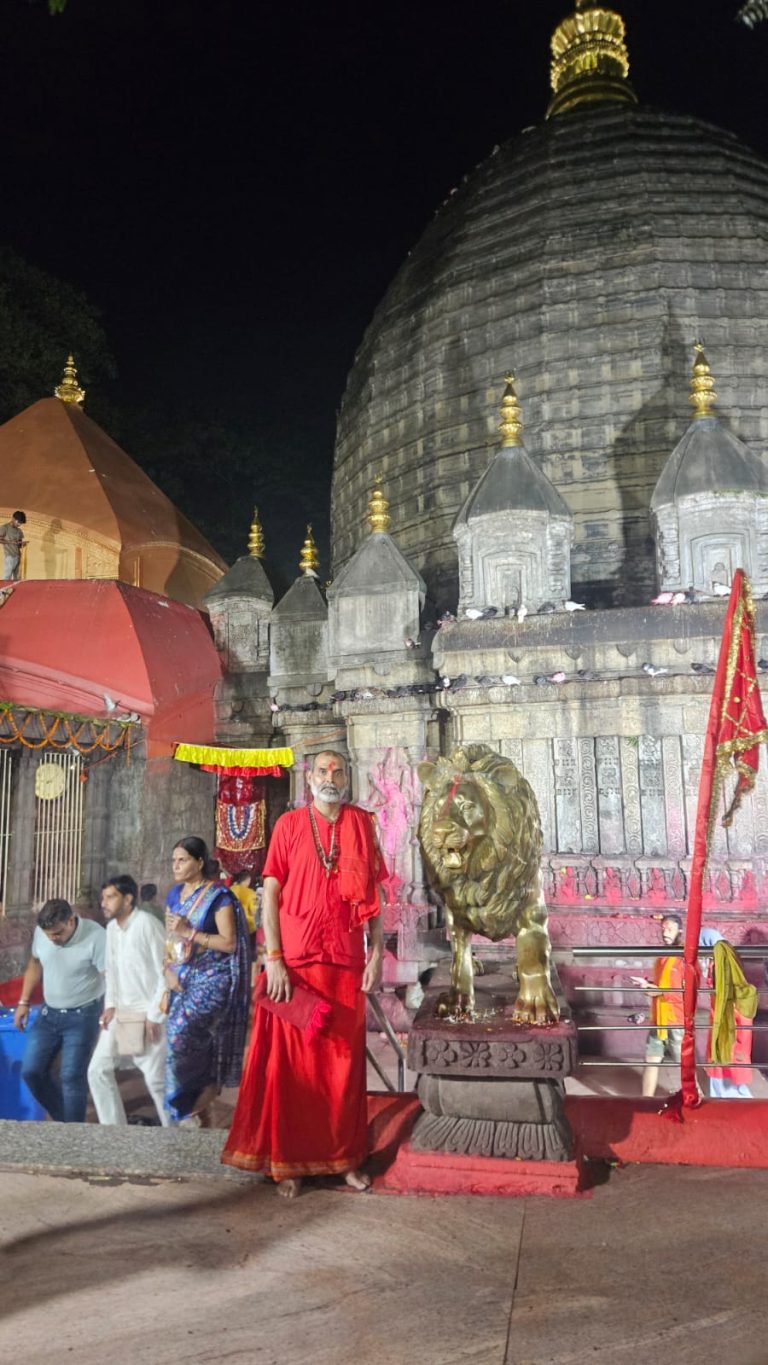 दुनिया भर के मंदिरों में देवी की मूर्तियाँ होती हैं, लेकिन माँ कामाख्या मंदिर में देवी की कोई मूर्ति नहीं, यह है मंदिर का सबसे बड़ा और अनोखा रहस्य 