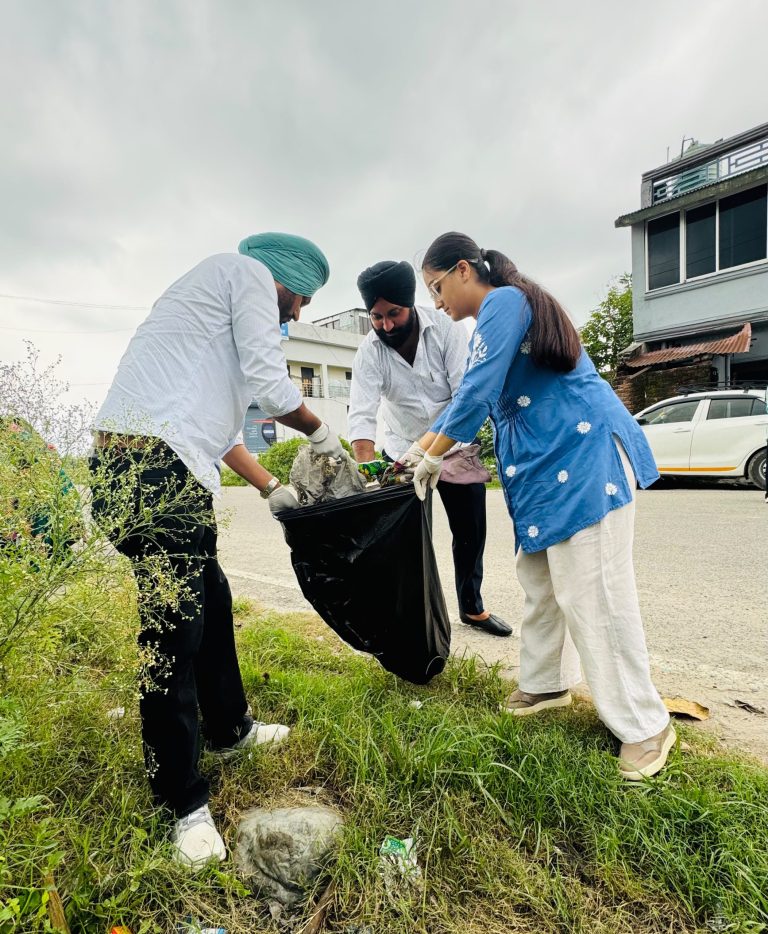 स्पर्श हिमालय विश्वविद्यालय ने स्वच्छता पखवाड़ा के तहत चलाया स्वच्छता एवं वृक्षारोपण अभियान
