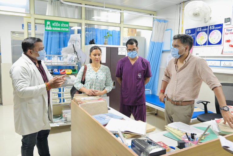 कोरोनेशन अस्पताल की बदहाली पर भड़के डीएम, व्यवस्थाएं सुधारने के सख्त निर्देश