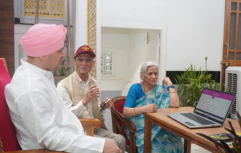 श्रीमहंत देवेन्द्र दास जी महाराज ने आखर शब्दकोश एप का किया उद्घाटन