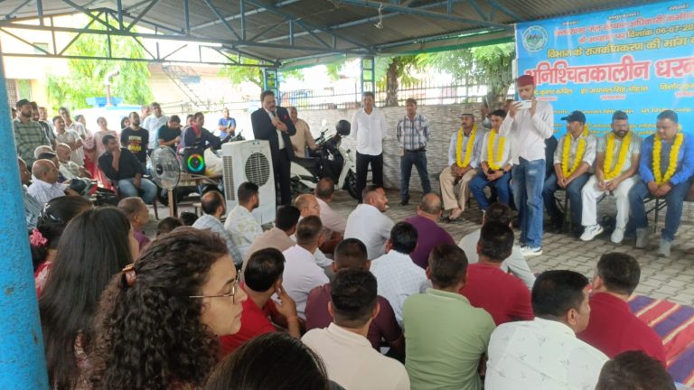 राजकीयकरण पर सरकार का भरोसा, 16 दिन बाद जल संस्थान कर्मचारियों का धरना स्थगित. सरकार के आश्वासन के बाद जल संस्थान कर्मचारियों ने रोका आंदोलन, कहा- मांगें पूरी नहीं हुईं तो फिर होगा संघर्ष