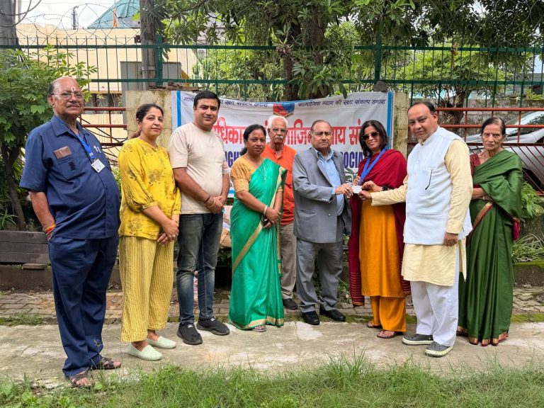 आईडी कार्ड वितरण एवं पौधारोपण कार्यक्रम आयोजित