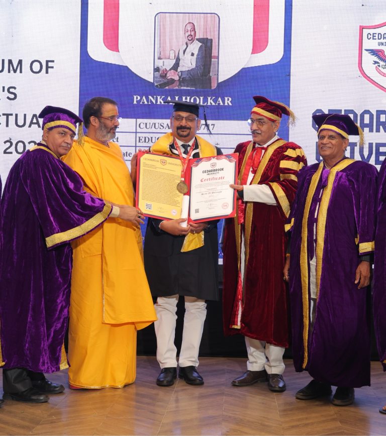 33 वर्षों की समाज सेवा को मिला वैश्विक सम्मान, अमेरिका की सीडर ब्रुक विश्वविद्यालय ने डॉ. पंकज होलकर को मानद डॉक्टरेट से किया सम्मानित