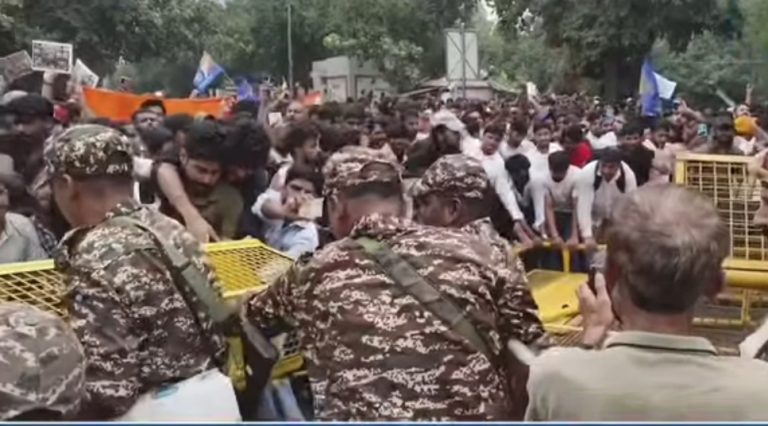 “पेपर लीक के विरोध में *जंतर-मंतर* से संसद कूच के दौरान हुए प्रदर्शन ने कई गंभीर सवाल खड़े कर दिए हैं”।