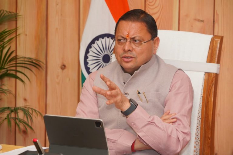 “सीएम धामी का सख्त संदेश—लंबित शिकायतों पर अब नहीं चलेगी लापरवाही, हर अधिकारी होगा जवाबदेह।”
