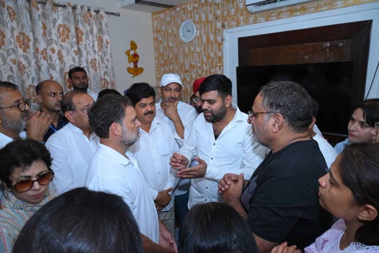 राहुल गांधी देहरादून में दिवंगत कार्यकर्ता अमर मेहता के परिजनों से मिले, दुख की घड़ी में बंधाया ढांढस