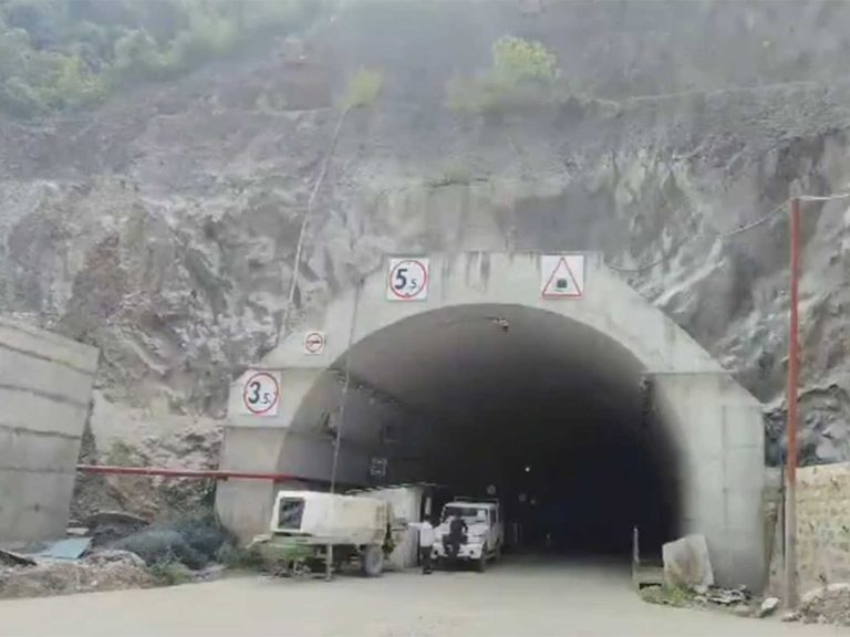 लैंडस्लाईड की चपेट में आई टनल, मलबा आने से निर्माणाधीन संरचनाएं क्षतिग्रस्त