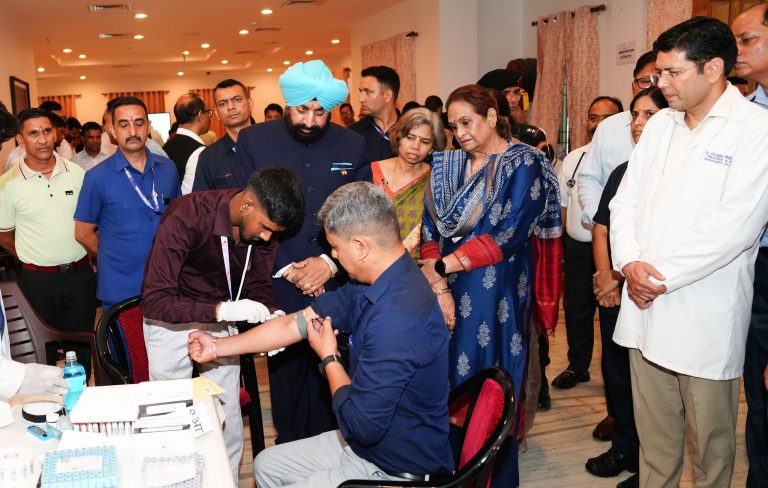 लोक भवन में एक दिवसीय विशेष चिकित्सा शिविर आयोजित, चिकित्सा शिविर, अधिकारियों-कर्मचारियों एवं परिजनों को मिला स्वास्थ्य परामर्श