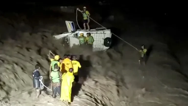 उफनती बीन नदी में पलटी मैक्स, जान बचाने को जूझते रहे 2 लोग; SDRF ने रात में किया साहसिक रेस्क्यू