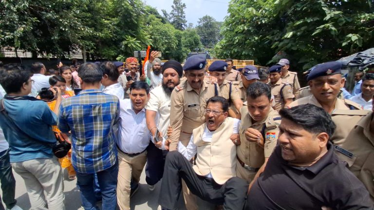 दलित विरोधी मानसिकता के खिलाफ कांग्रेस का उग्र प्रदर्शन
