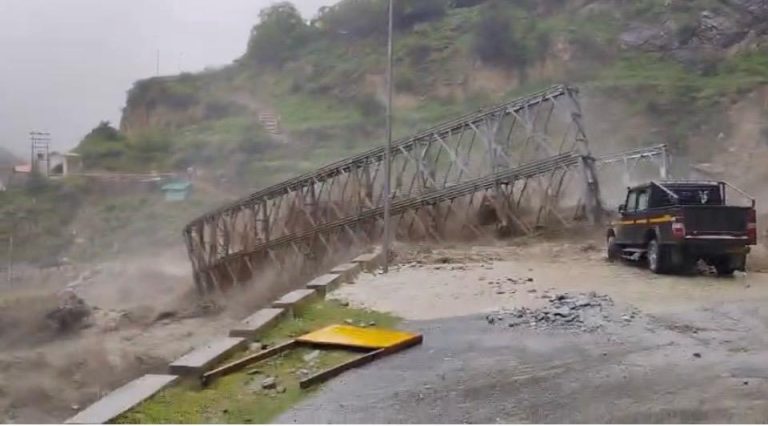 चमोली जिले में नीति घाटी में बादल फटने के कारण उफान पर आए तमक नाले में चीन सीमा को जोड़ने वाला बैली ब्रिज बहा