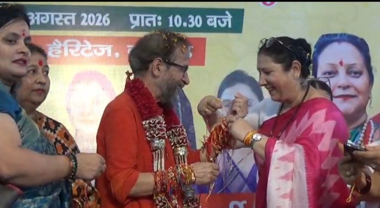 राखी के धागे में स्नेह और विश्वास, विकासनगर में विधायक मुन्ना सिंह चौहान को महिलाओं ने बांधी राखी