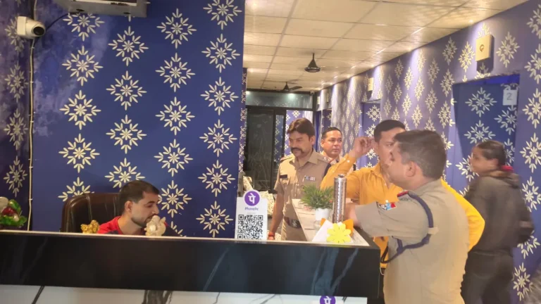 स्पा सेंटरों पर पुलिस की आकस्मिक चेकिंग, तीन संचालकों के चालान