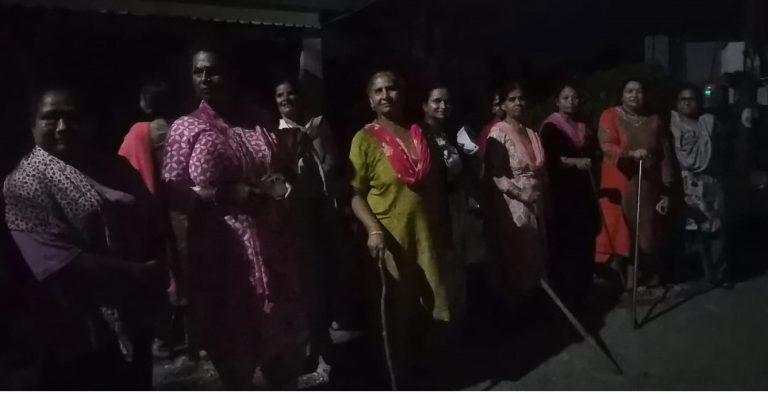 नशे के खिलाफ महिलाएं लाठी-डंडे लेकर आधी रात को उतरी सड़कों पर
