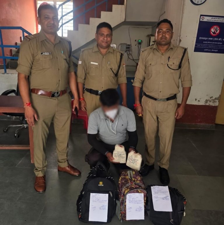 रुद्रप्रयाग में शराब तस्करी पर पुलिस का शिकंजा, बाइक से 92 पव्वे बरामद,