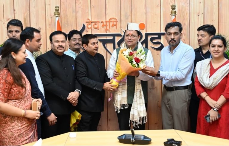 CM धामी के जन्मदिन पर मुख्यमंत्री आवास में उमड़ा स्नेह, मंत्री-अधिकारी और जनप्रतिनिधियों ने दी शुभकामनाएं,
