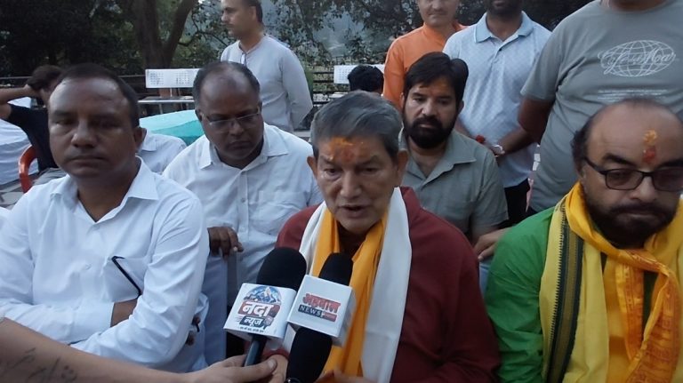 देवभूमि लौटे हरीश रावत, मानक सिद्ध मंदिर में की पूजा-अर्चना,