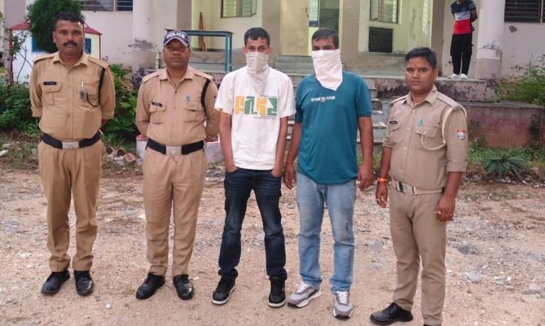 मयाली बाजार में शराब के नशे में हंगामा, पुलिस से भी भिड़े दो युवक,