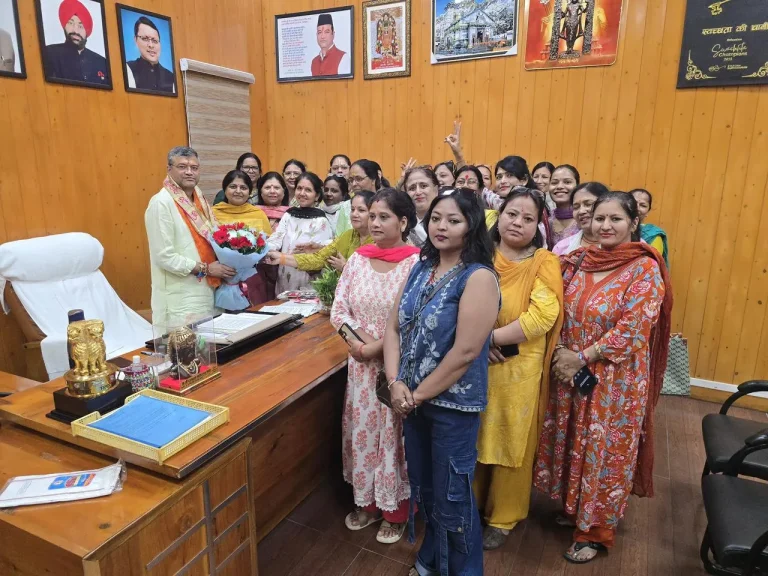 नारी सुरक्षा के लिए मेयर सौरभ थपलियाल का महिला मोर्चा ने किया आभार व्यक्त